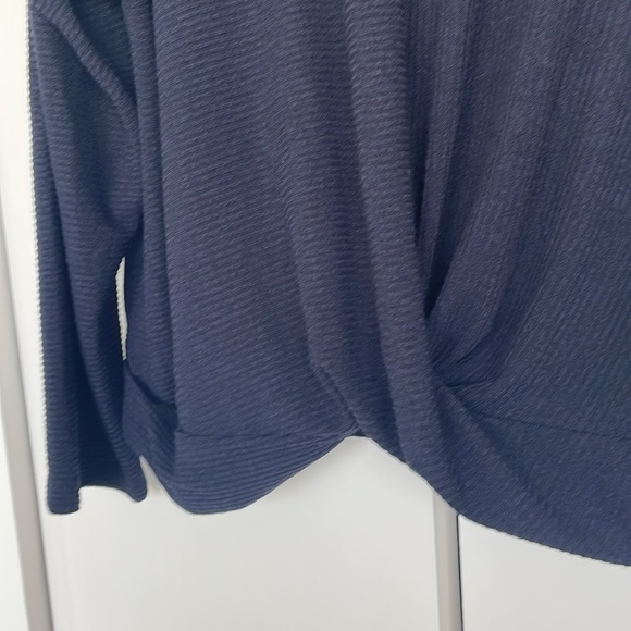 DKNY navy blue sweater - Picture 4 of 6